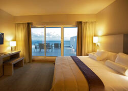 Property Photo: Melia Madeira Mare Hotel bedroom
